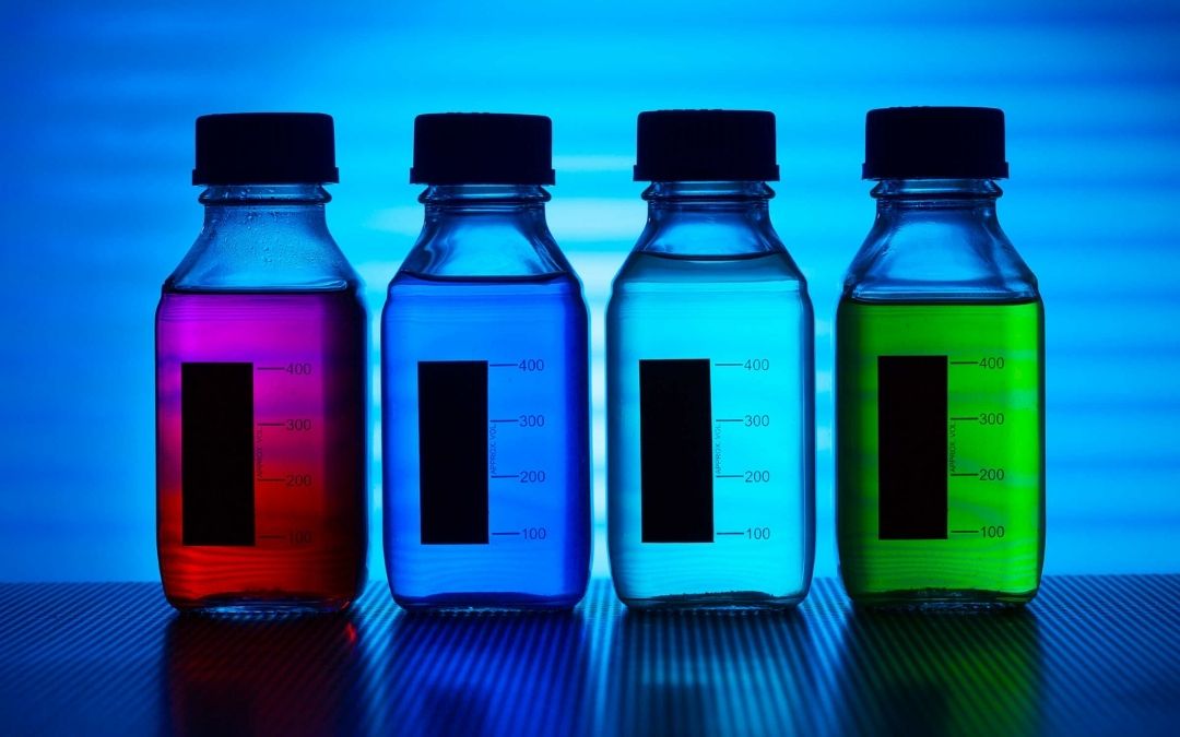 dodatki do żywności w buteleczkach, różnokolorowo oświetlone buteleczki
